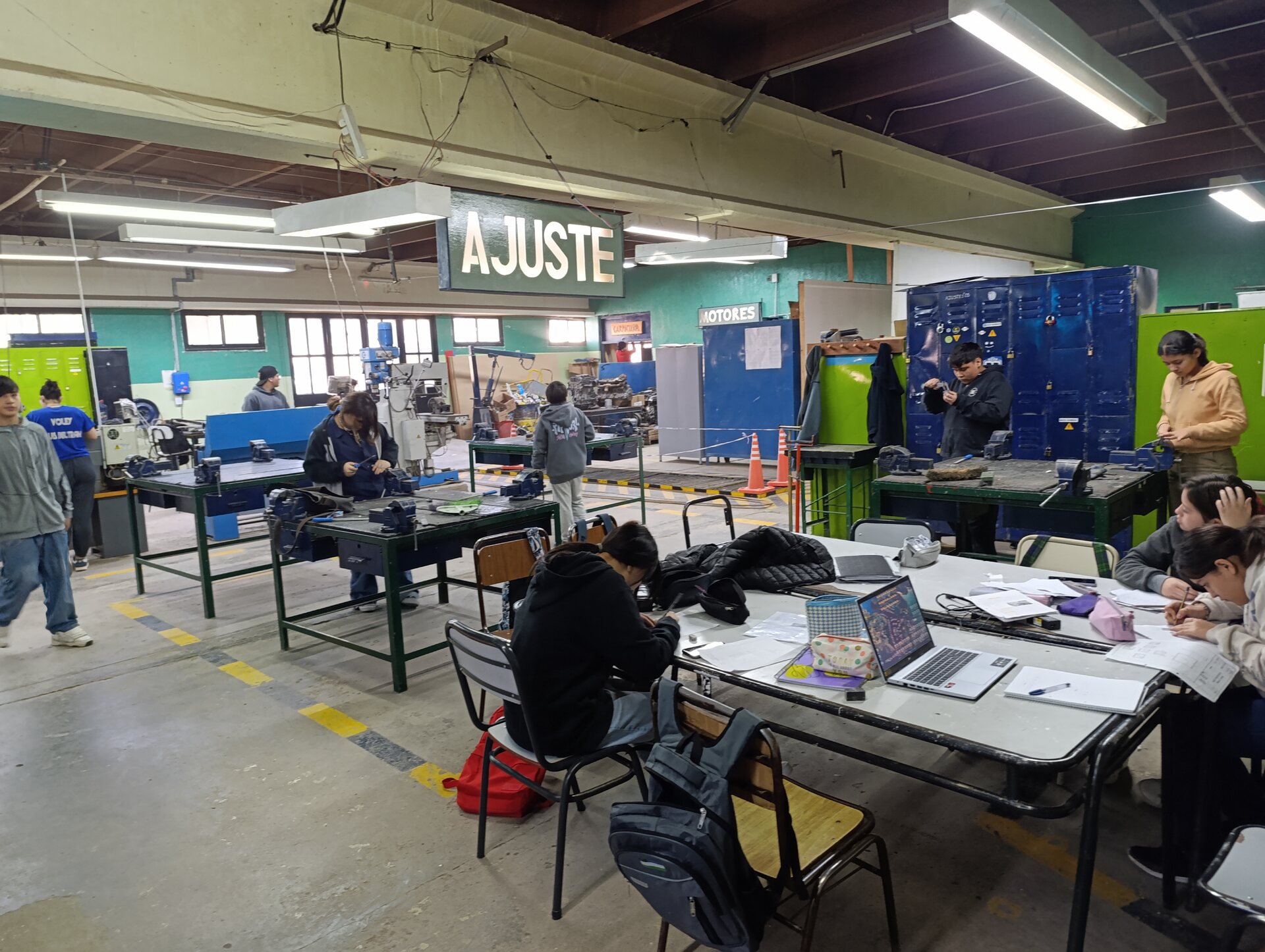 Estudiantes en el taller de Electromecánica