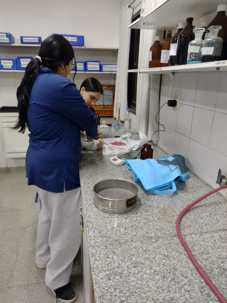 Estudiantes realizando prácticas en el laboratorio de Química